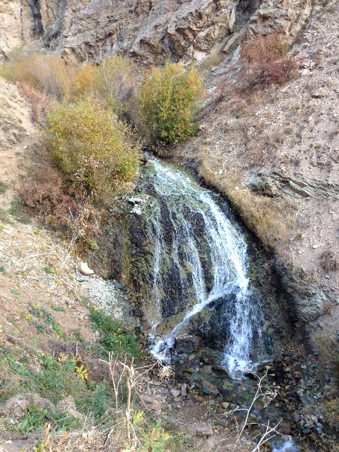 آب های جاری از سمت شکراب به سمت اهار در مسیر صعود به قه توچال 